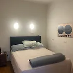 Quarto Amplo Cama Queen Em Apartamento Duplex