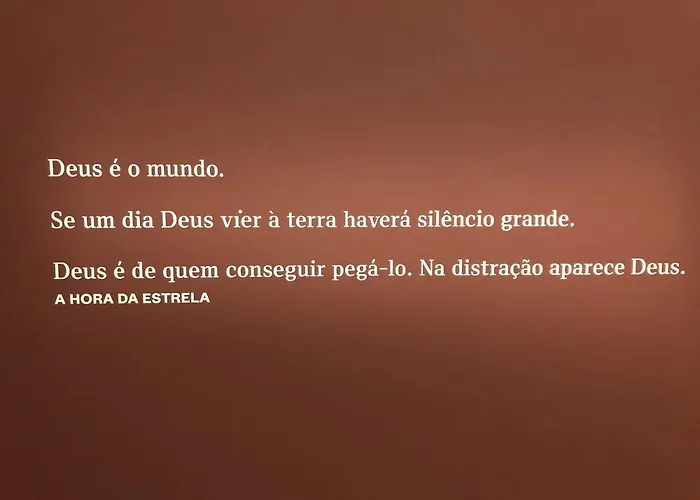 Quarto Amplo Cama Queen Em Apartamento Duplex